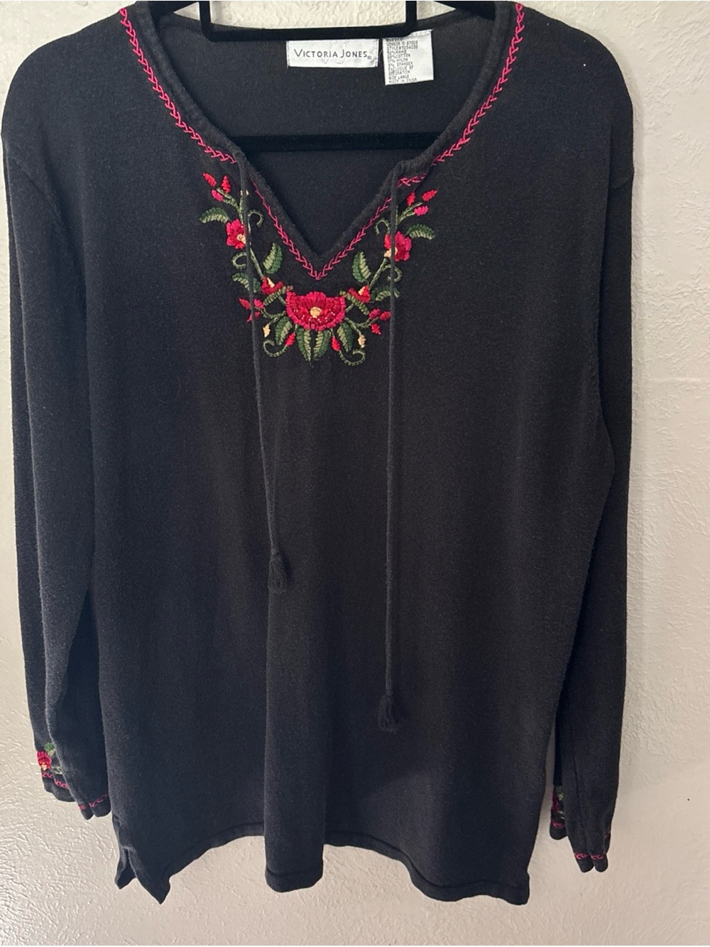 Black Embroidered V-Neck Pullover Top with Red Floral Detail Size L